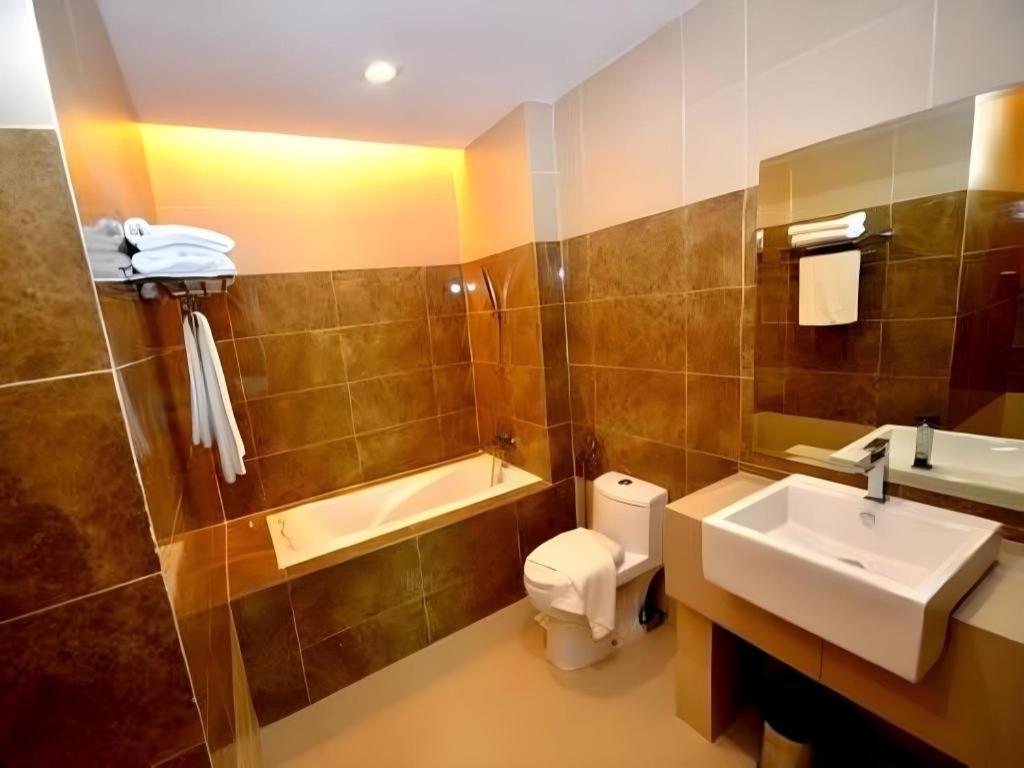 Eminent Hotel Кота Кинабалу Екстериор снимка