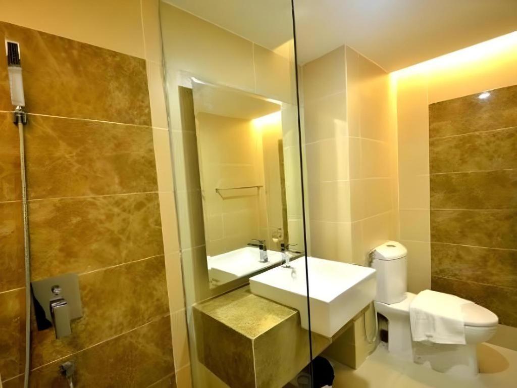 Eminent Hotel Кота Кинабалу Екстериор снимка