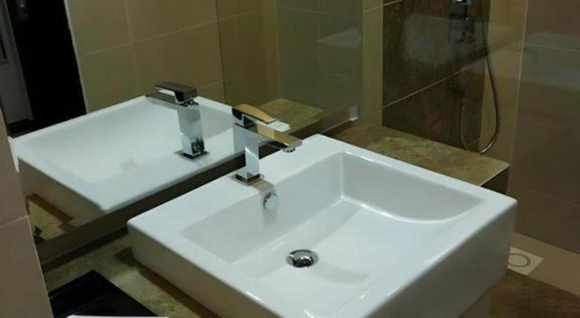 Eminent Hotel Кота Кинабалу Екстериор снимка