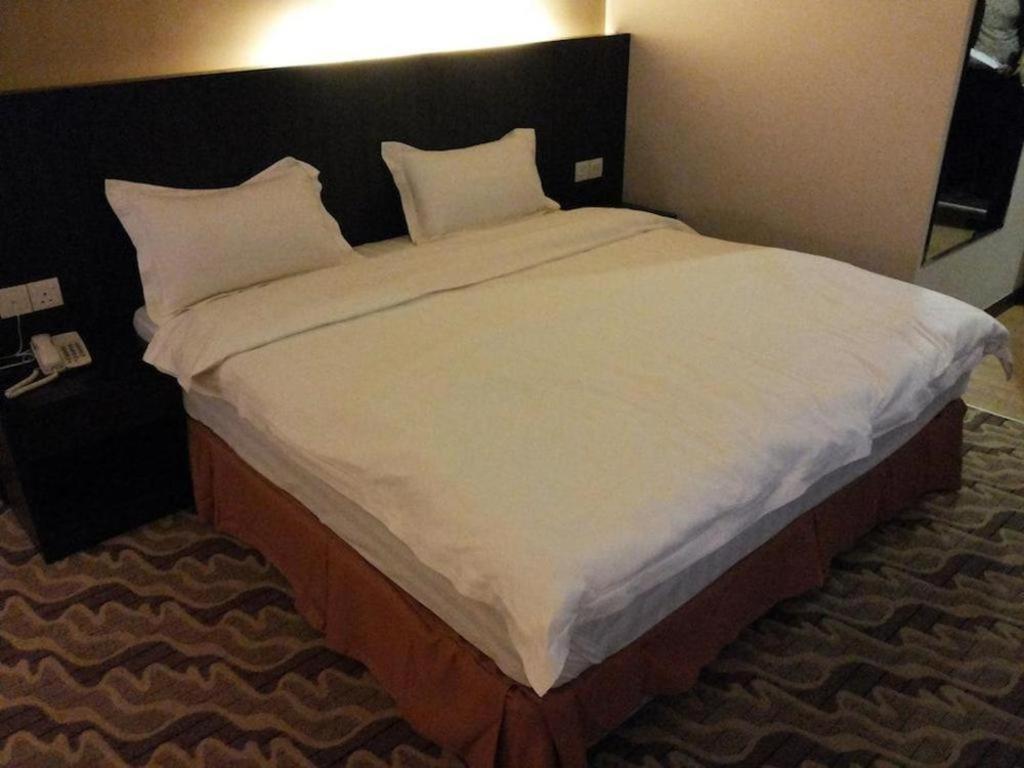 Eminent Hotel Кота Кинабалу Екстериор снимка