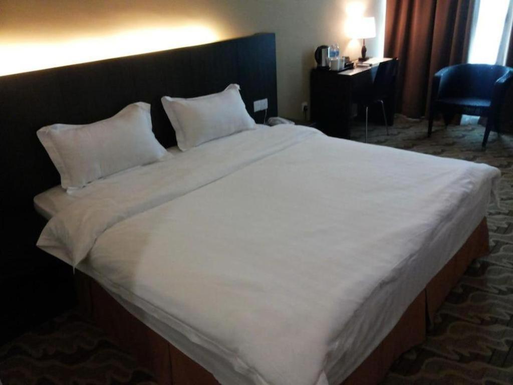 Eminent Hotel Кота Кинабалу Екстериор снимка