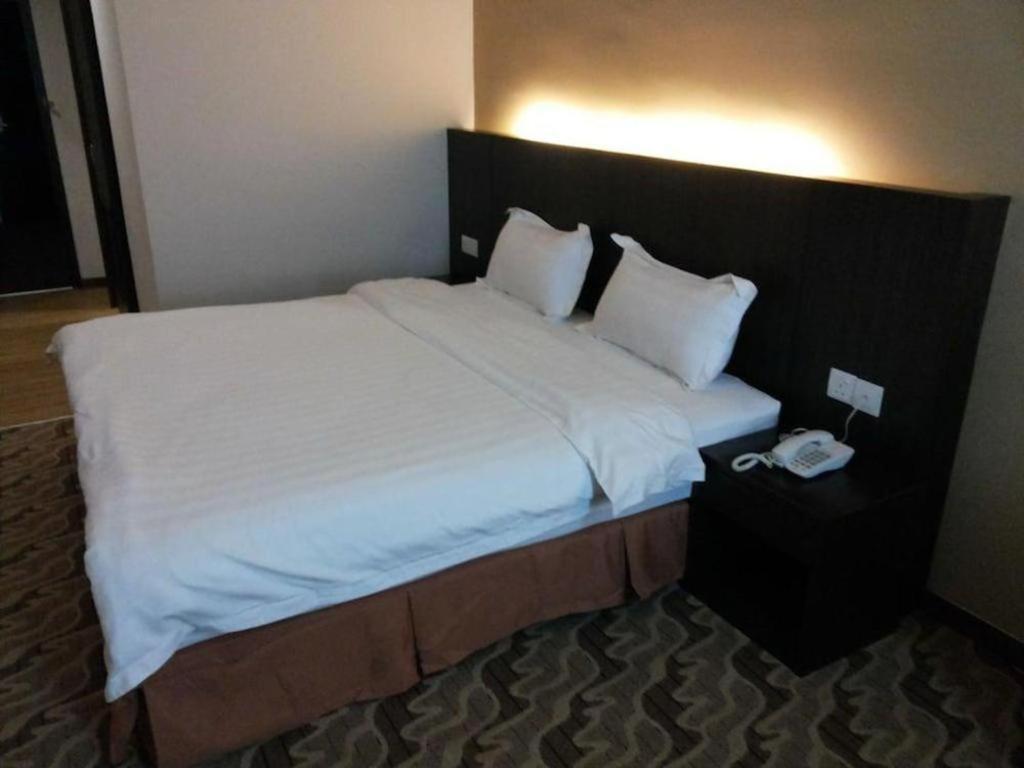 Eminent Hotel Кота Кинабалу Екстериор снимка