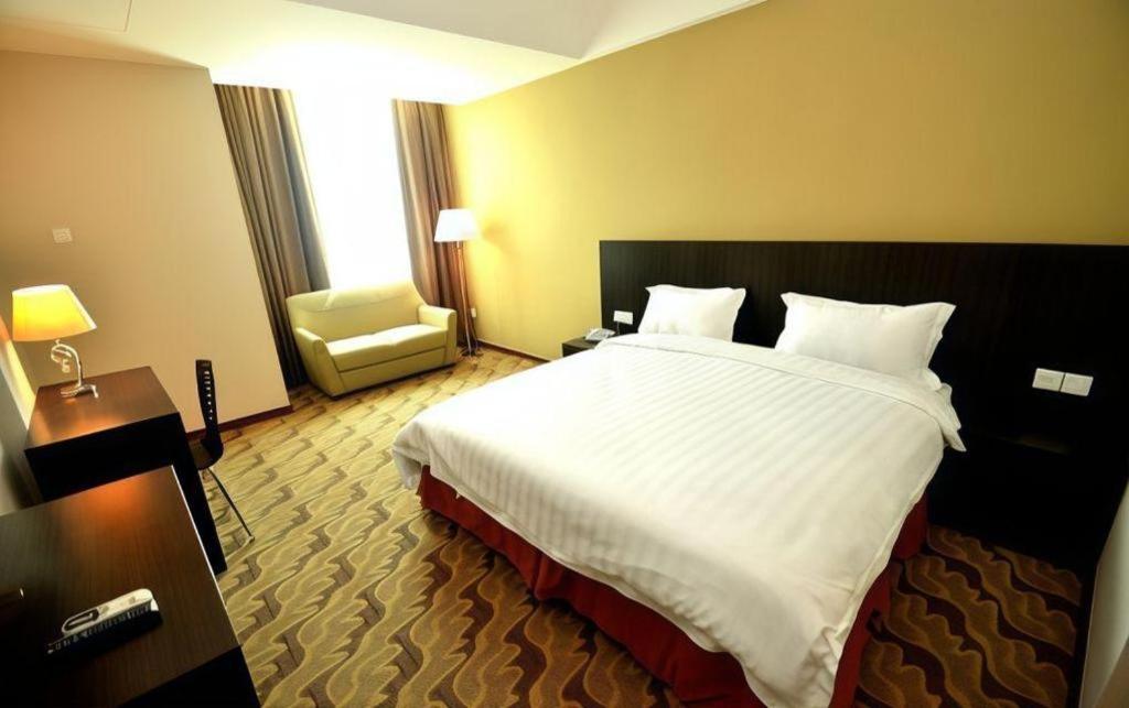 Eminent Hotel Кота Кинабалу Екстериор снимка