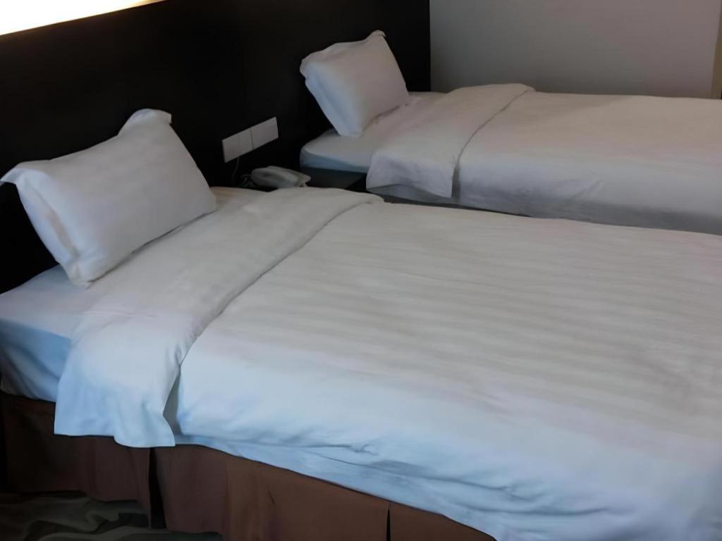 Eminent Hotel Кота Кинабалу Екстериор снимка