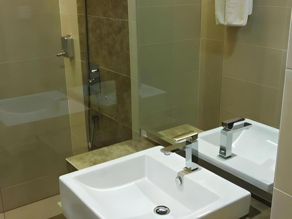 Eminent Hotel Кота Кинабалу Екстериор снимка
