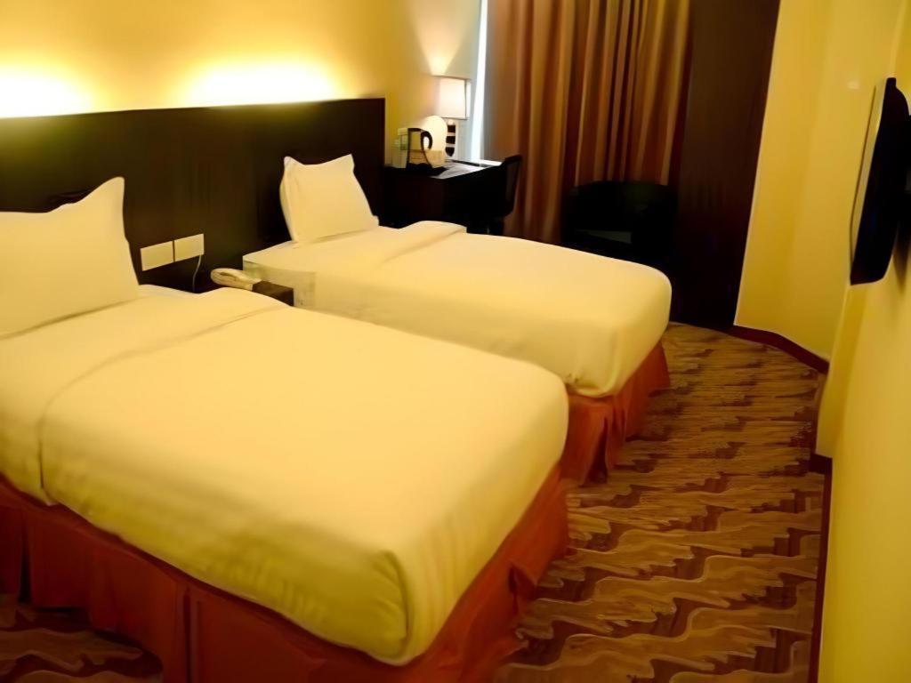 Eminent Hotel Кота Кинабалу Екстериор снимка