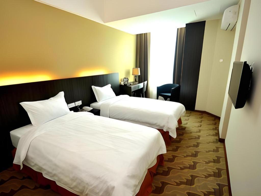 Eminent Hotel Кота Кинабалу Екстериор снимка