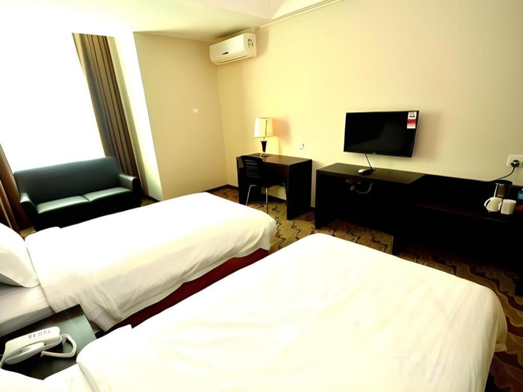 Eminent Hotel Кота Кинабалу Екстериор снимка