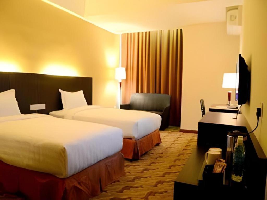 Eminent Hotel Кота Кинабалу Екстериор снимка