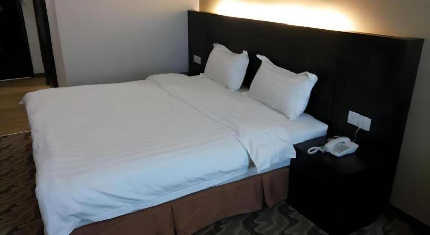 Eminent Hotel Кота Кинабалу Екстериор снимка